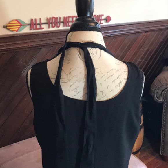 Lovely gap black tank with a fun neck tie - Picture 3 of 6